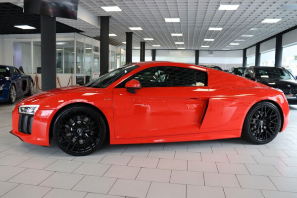 AUDI R8
