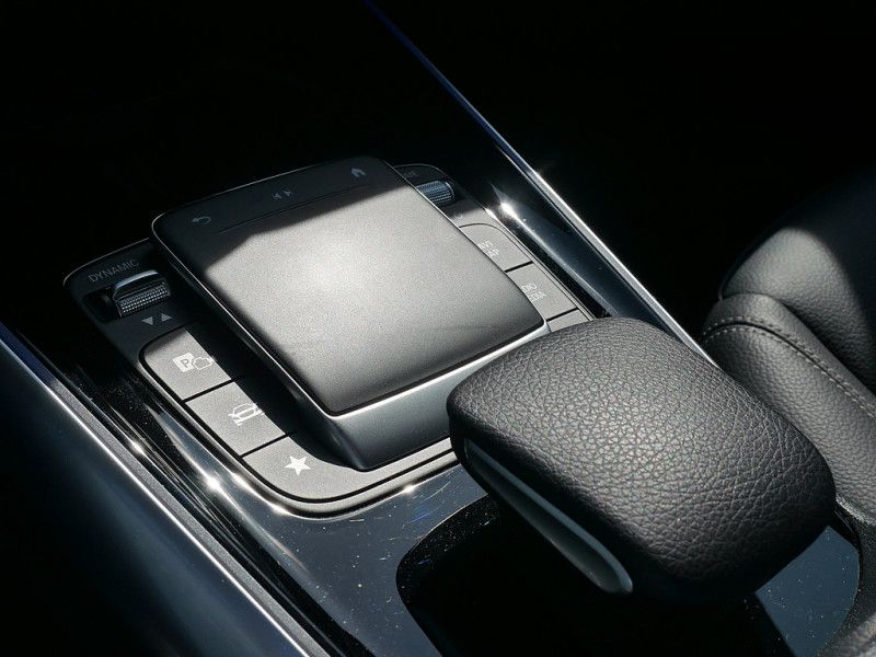 MERCEDES EQA