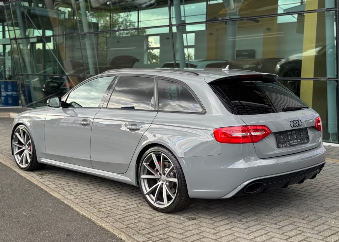 AUDI RS4 AVANT